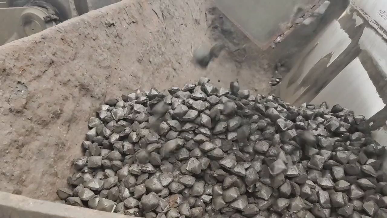 鋼鐵廠污泥壓塊線頻出故障？建杰現場破局：從經驗式生產到數據化管控的轉型實錄